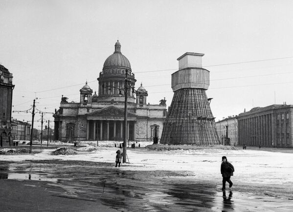 El monumento del emperador Nicolás I en la plaza de San Isaac, camuflado durante el sitio de Leningrado, 1 de marzo de 1943 - Sputnik Mundo