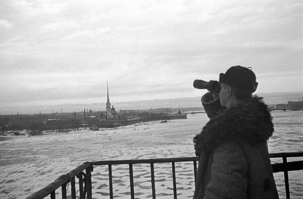 Un pequeño de la 'Armada Roja' vigila el espectro aéreo en Leningrado. En el fondo, la Fortaleza de San Pedro y San Pablo. - Sputnik Mundo