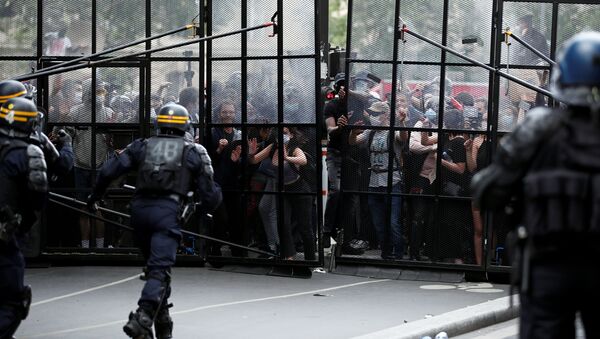 Protestas contra contra el racismo y la violencia policial en París - Sputnik Mundo