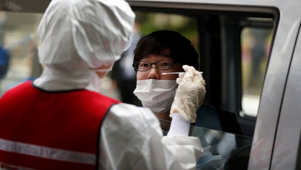 El personal médico toma una muestra para detectar el coronavirus en Tokio - Sputnik Mundo