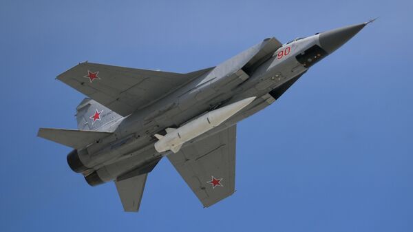 Un avión ruso MiG-31 con el misil hipersónico Kinzhal - Sputnik Mundo