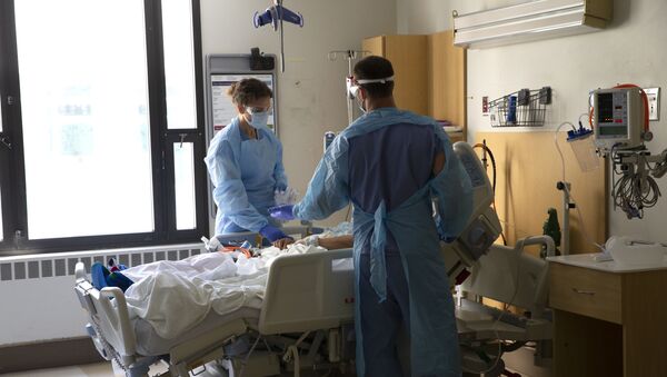 Médicos con un paciente con coronavirus en un hospital de Seattle, Estados Unidos - Sputnik Mundo
