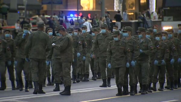 Los militares rusos se preparan para el Desfile de la Victoria en las calles de Moscú - Sputnik Mundo
