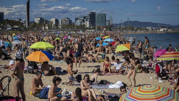 La playa de Barcelona repleta de personas que no respetan la distancia de seguridad - Sputnik Mundo
