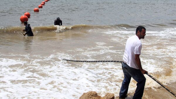 Técnicos desplegando un cable de Internet en Gabón - Sputnik Mundo
