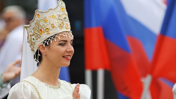 Una mujer en el traje tradicional ruso - Sputnik Mundo