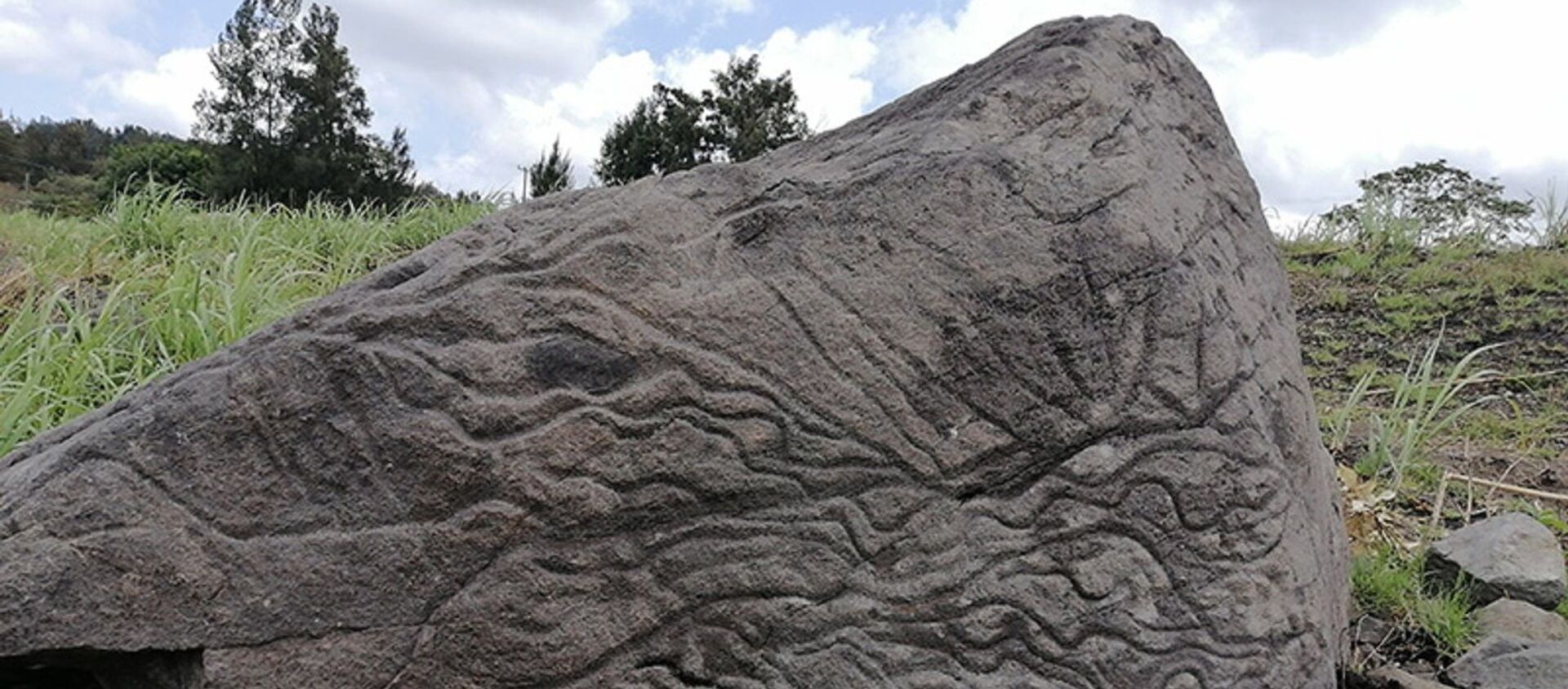Petroglifo usado como 'piedra-mapa', en las faldas del volcán de Fuego de Colima, México - Sputnik Mundo, 1920, 16.06.2020