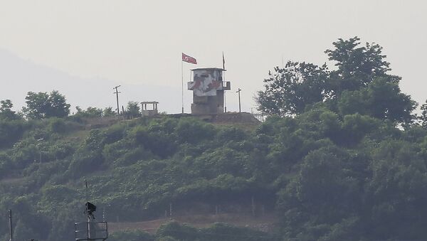 Las banderas de Corea del Norte y Corea del Sur en la ciudad fronteriza - Sputnik Mundo