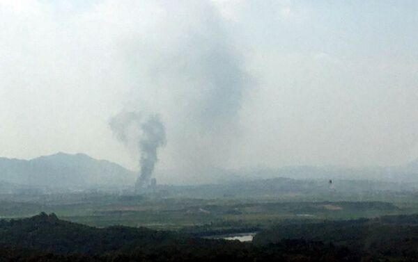 El humo tras la explosión de la oficina de enlace conjunto entre las dos coreas - Sputnik Mundo