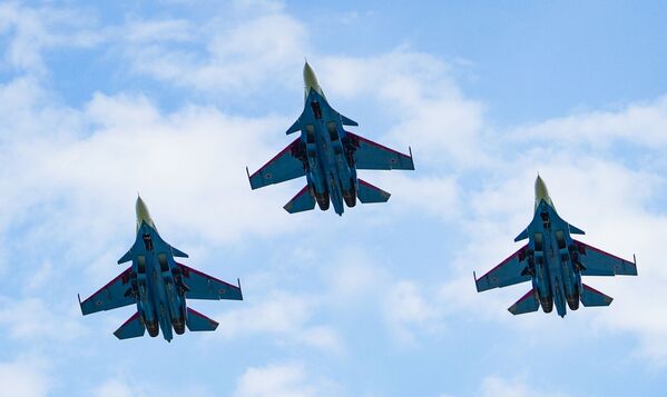 Más de 70 aeronaves surcan el cielo en el ensayo final del Desfile de la Victoria - Sputnik Mundo