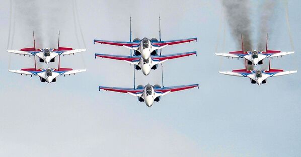 Más de 70 aeronaves surcan el cielo en el ensayo final del Desfile de la Victoria - Sputnik Mundo