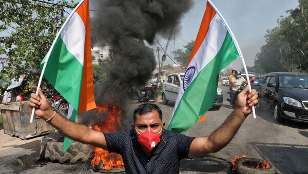 Un manifestante con la bandera de la India en las protestas tras el enfrentamiento entre militares en la frontera entre la India y China - Sputnik Mundo
