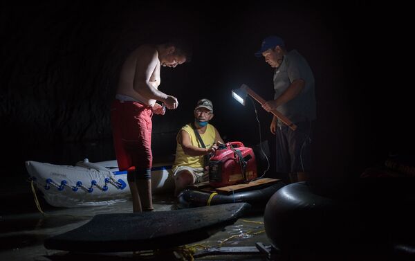 Unos venezolanos intentan conseguir el agua en el túnel Cota Mil - Sputnik Mundo