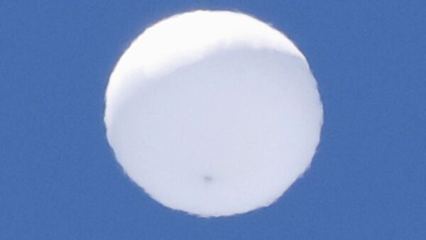 Un objeto blanco con forma de globo en el cielo en Sendai, Japón - Sputnik Mundo