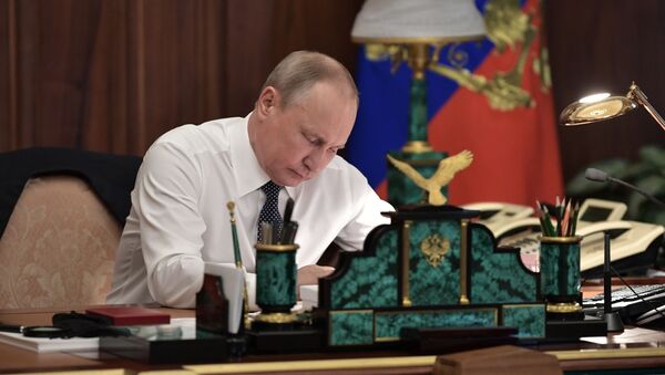 Vladímir Putin en su gabinete - Sputnik Mundo