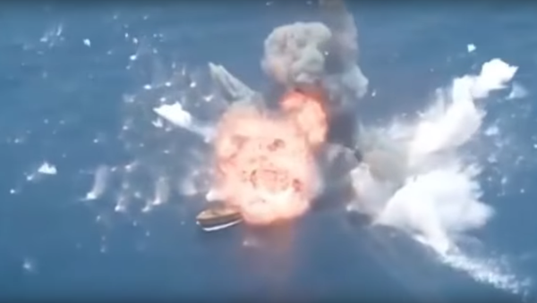 Misiles iraníes destruyen unos barcos - Sputnik Mundo