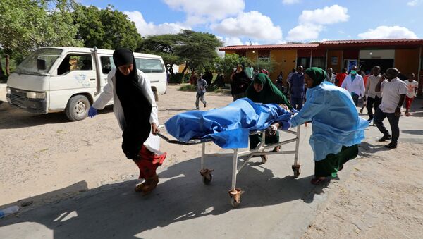 Los paramédicos de Somalia atienden a una víctima de una explosión (archivo) - Sputnik Mundo
