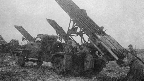 Soldados del Ejército Rojo recargando el lanzacohetes BM-13 'Katiusha' - Sputnik Mundo