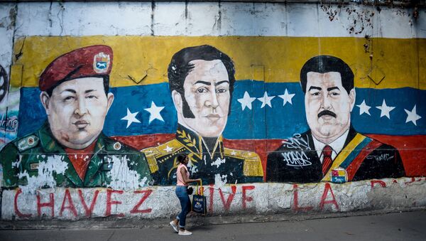 Un grafiti con la imagen de Simón Bolivar, el expresidente venezolano Hugo Chávez y el actual presidente, Nicolás Maduro - Sputnik Mundo