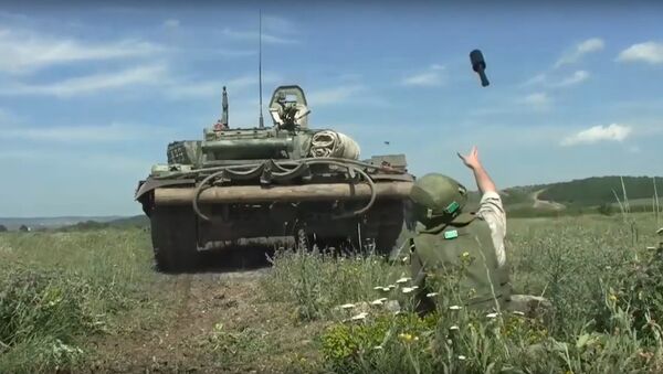Un soldado lanza una granada contra un tanque - Sputnik Mundo