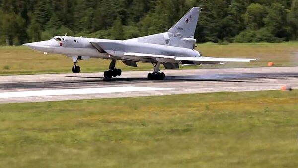 Los bombarderos Tu-22M3 entrenan para patrullar el espacio aéreo y lanzar misiles de crucero - Sputnik Mundo
