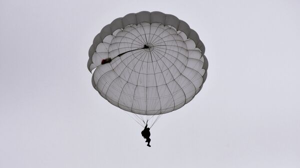 Un recluta de las Fuerzas Aerotransportadas de Rusia durante un salto de paracaídas - Sputnik Mundo