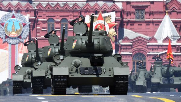 Los legendarios tanques Т-34-85 pasan por la Plaza Roja de Moscú - Sputnik Mundo