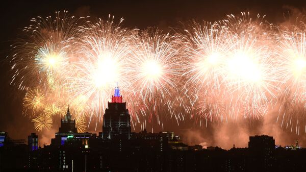 Fuegos artificiales en Moscú - Sputnik Mundo
