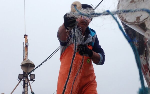 Fredy, pescador de Punta del Diablo, trabajando con una red sobre su embarcación, Rocha, Uruguay - Sputnik Mundo