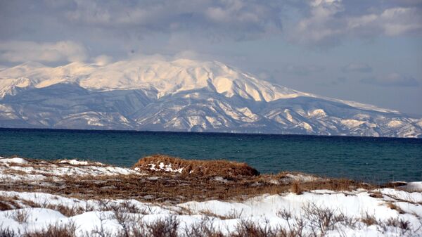 Vista a la isla de Hokkaido desde la isla de Kunashir - Sputnik Mundo