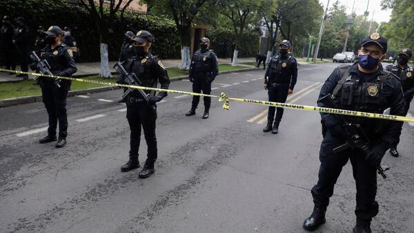 Oficiales de policía vigilan la escena del crimen después de un intento de asesinato del jefe de policía de la Ciudad de México, Omar García Harfuch - Sputnik Mundo