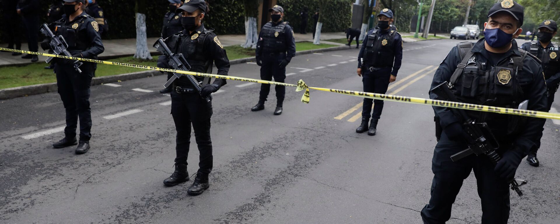 Oficiales de policía vigilan la escena del crimen después de un intento de asesinato del jefe de policía de la Ciudad de México, Omar García Harfuch - Sputnik Mundo, 1920, 14.07.2020