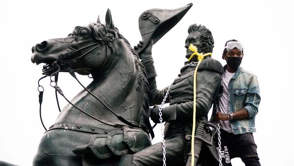 Un manifestante intenta derribar una estatua del presidente Andrew Jackson, en Washington - Sputnik Mundo