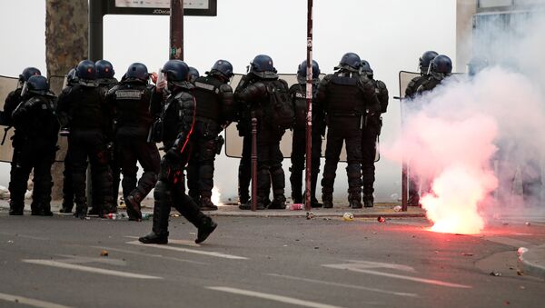 Policías franceses durante una protesta en París - Sputnik Mundo