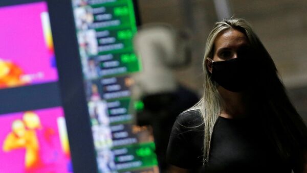 Una mujer con mascarilla en Brasilia - Sputnik Mundo