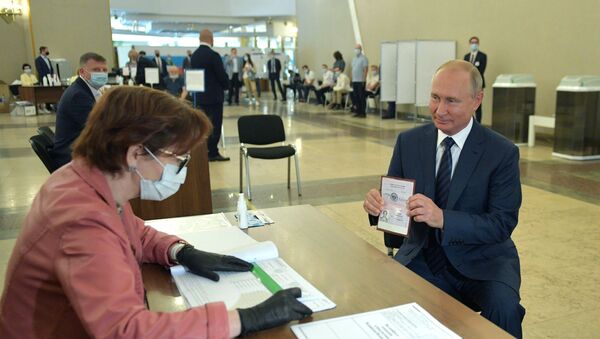 Президент Владимир Путин во время голосования по вопросу одобрения изменений в Конституцию РФ - Sputnik Mundo