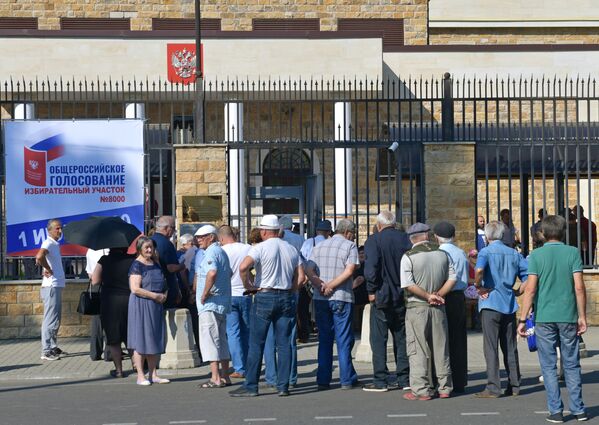 Очередь возле избирательного участка в Сухуме в Грузии, где проходит голосование по вопросу одобрения изменений в Конституцию РФ - Sputnik Mundo