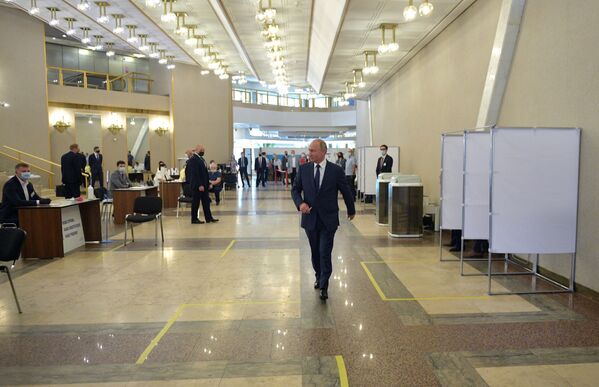 Владимир Путин во время голосования по вопросу одобрения изменений в Конституцию РФ - Sputnik Mundo