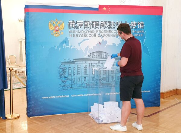 Мужчина голосует по вопросу одобрения изменений в Конституцию России на избирательном участке в посольстве РФ в Пекине - Sputnik Mundo