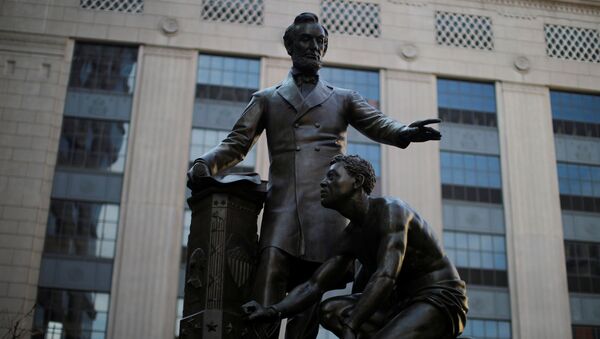 Una estatua de Abraham Lincoln en Boston - Sputnik Mundo