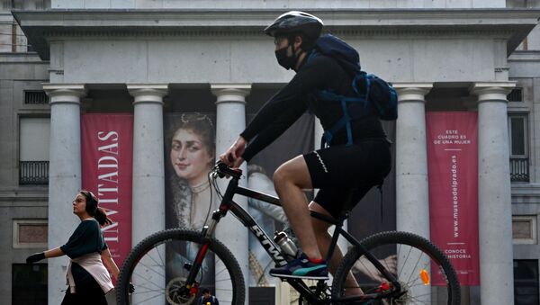 Un ciclista hace deporte frente al Museo del Prado en Madrid - Sputnik Mundo
