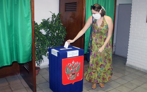 Ciudadana rusa ejerce su derecho al voto en La Habana - Sputnik Mundo