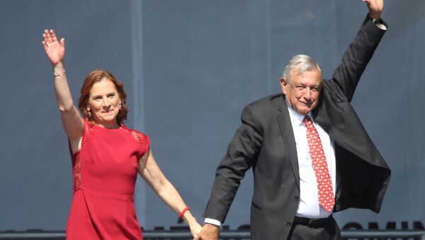 Escritora Beatriz Gutiérrez Müller con su esposo, el presidente de México, Andrés Manuel López Obrador - Sputnik Mundo