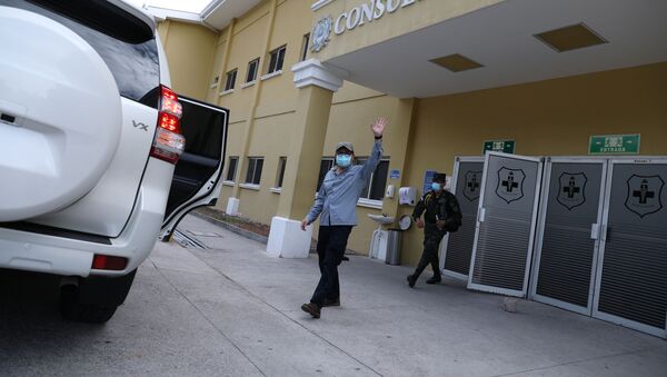 Juan Orlando Hernández, presidente de Honduras, saliendo del hospital - Sputnik Mundo