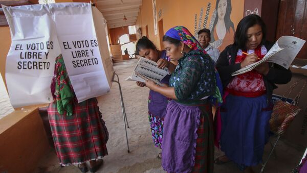 Mujeres mexicanas ejercen su derecho a votar durante las elecciones presidenciales de 2018 - Sputnik Mundo