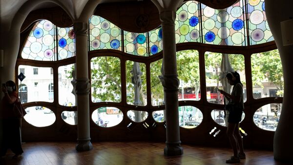 Una turista en la Casa Batlló en Barcelona - Sputnik Mundo