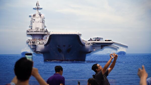 Personas toman fotos de un modelo del portaviones chino Liaoning - Sputnik Mundo