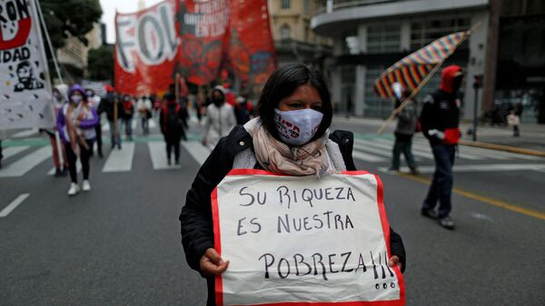 Manifestante argentina reclama recursos para los más vulnerables - Sputnik Mundo