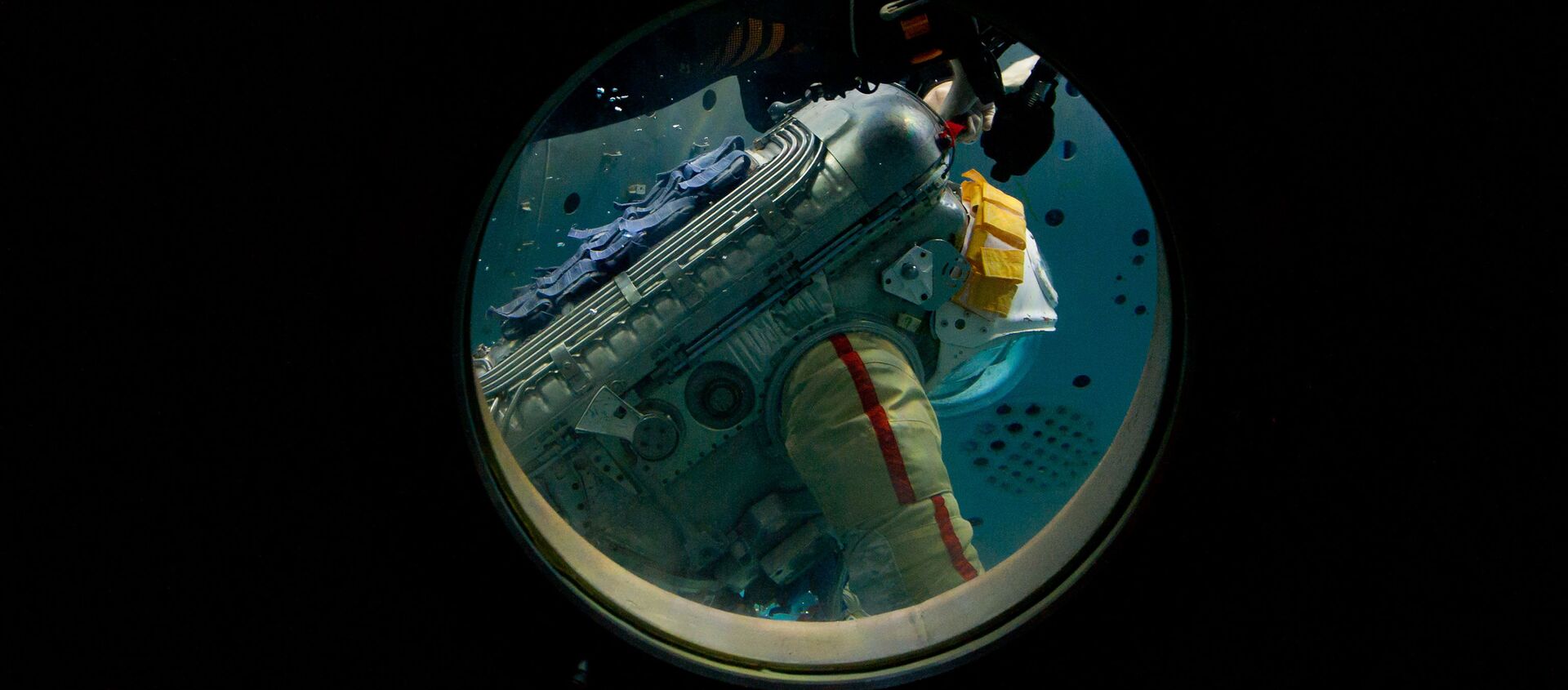 El cosmonauta de Roscosmos Oleg Artémiev durante el entrenamiento de una caminata espacial en el hidrolaboratorio del Centro de Entrenamiento de Cosmonautas Yuri Gagarin (archivo) - Sputnik Mundo, 1920, 09.07.2020