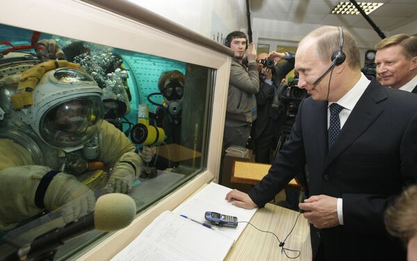 Vladímir Putin, presidente de Rusia (entonces primer ministro del país), visita el hidrolaboratorio del Centro Gagarin (2010) - Sputnik Mundo
